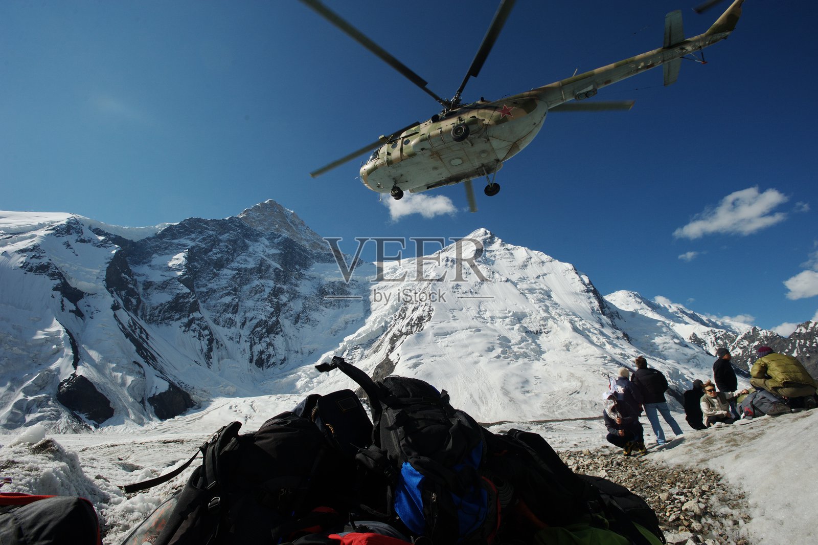 一群人攀登汗腾格里峰。照片摄影图片
