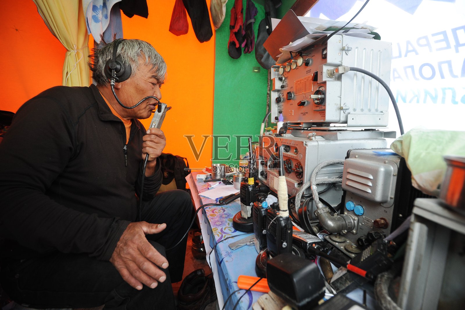 一群人攀登汗腾格里峰。照片摄影图片