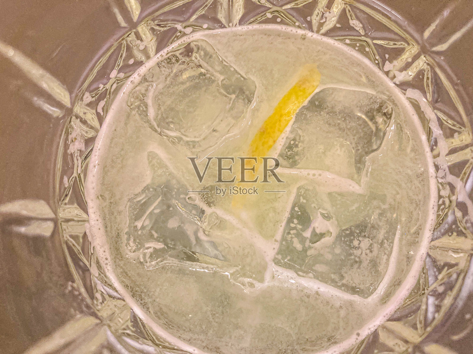 优雅环境中盛放的冰镇柠檬饮料特写，杯中装有冰块照片摄影图片