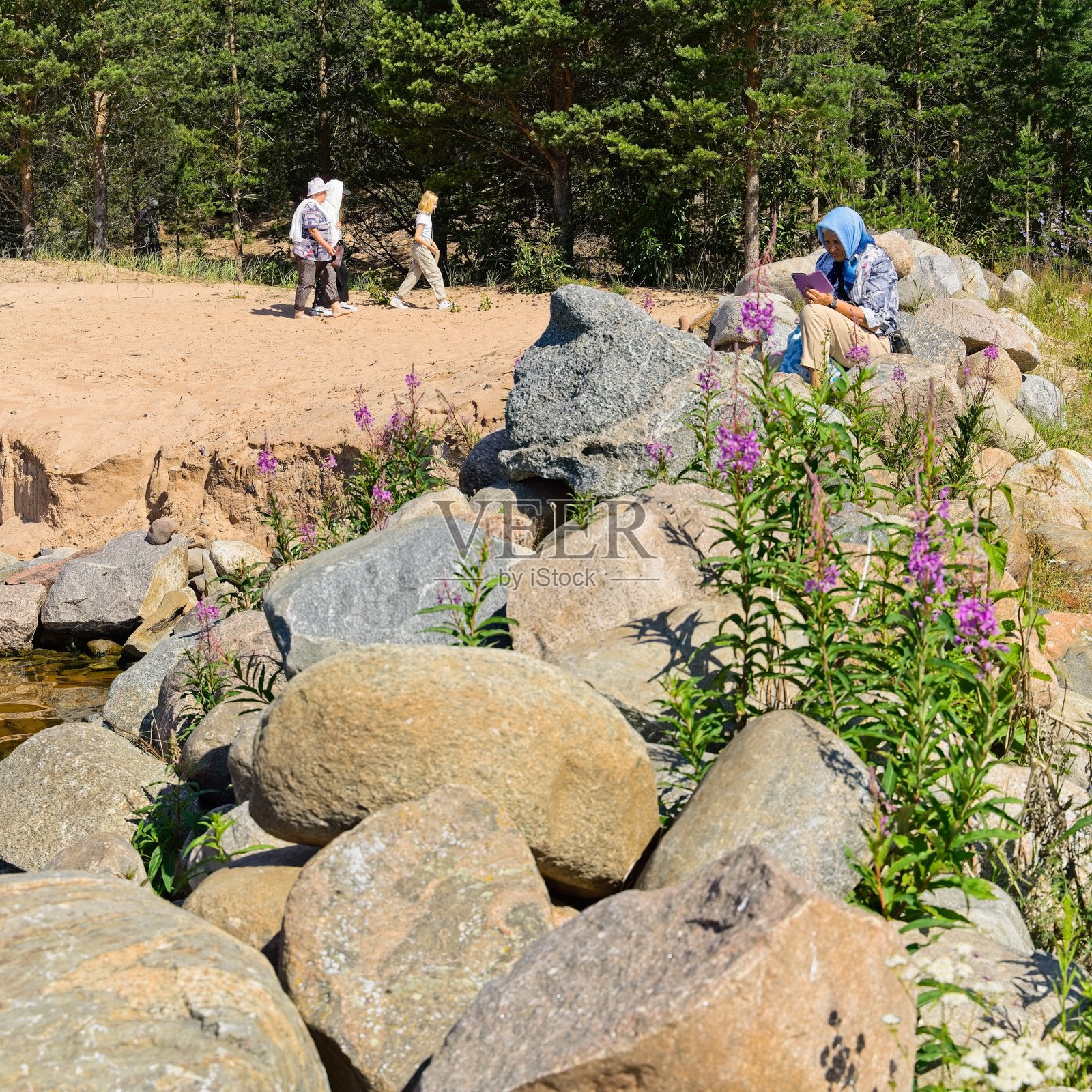湖边的岩石山脊。照片摄影图片