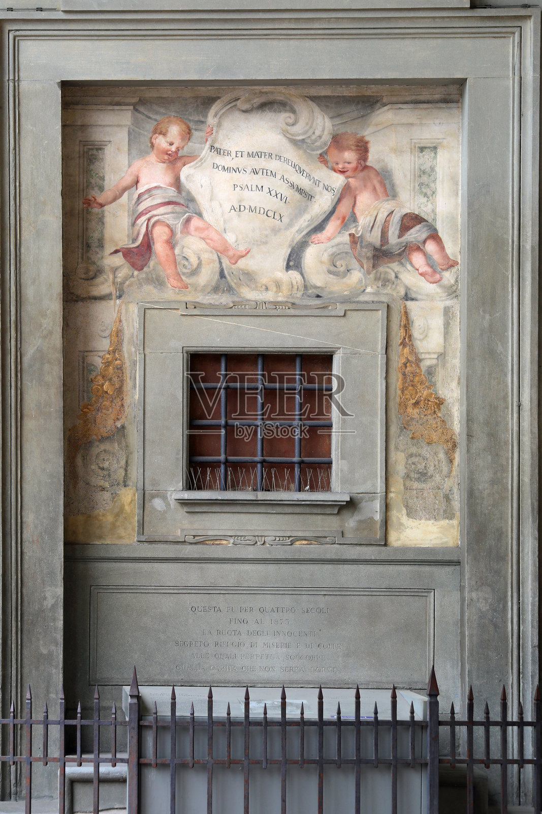 遗弃婴儿的轮子或意大利语中的RUOTA DEGLI ESPOSTI的细节照片摄影图片