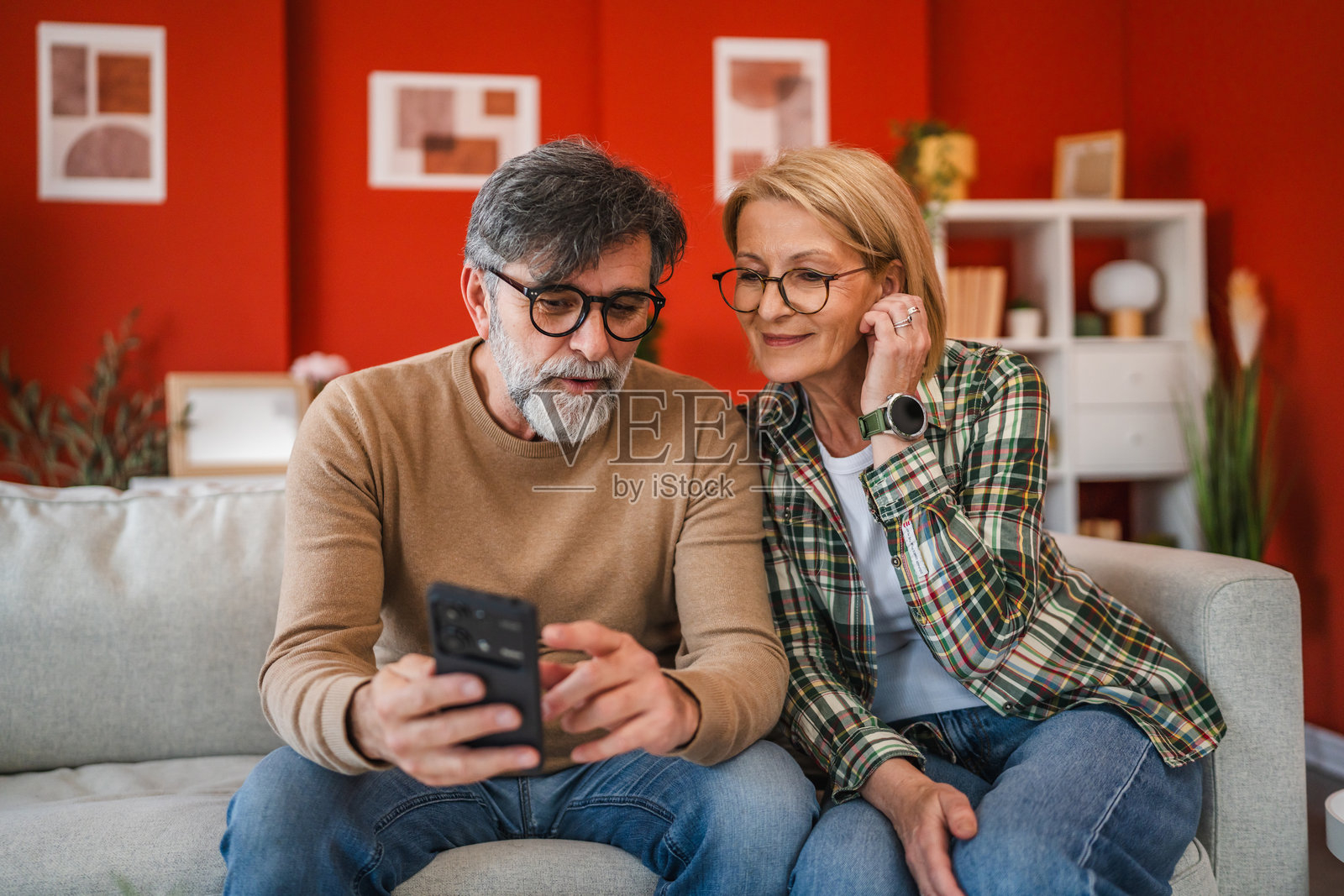 成熟的夫妻在家中使用手机娱乐照片摄影图片