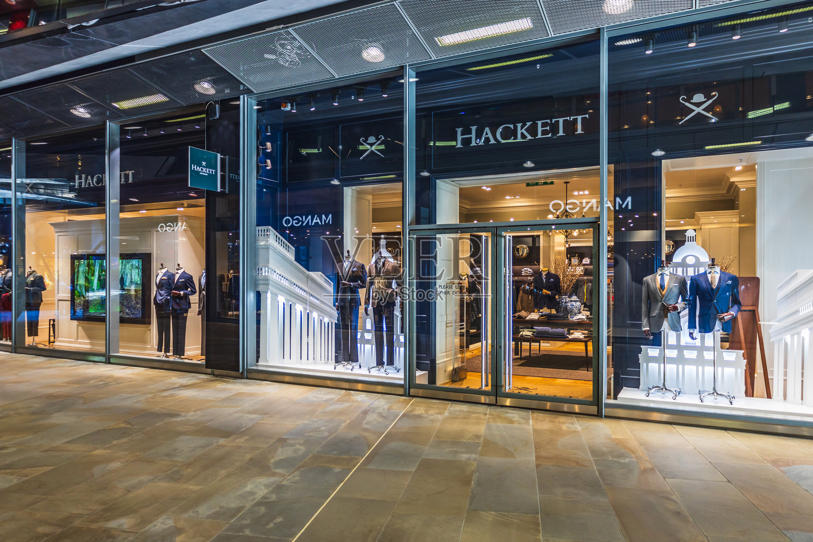 优雅的Hackett London时尚精品店入口照片摄影图片