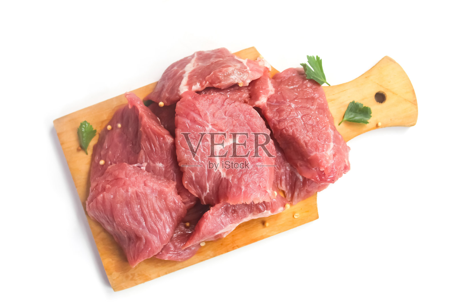 白色背景上孤立的切菜板上的生牛肉照片摄影图片