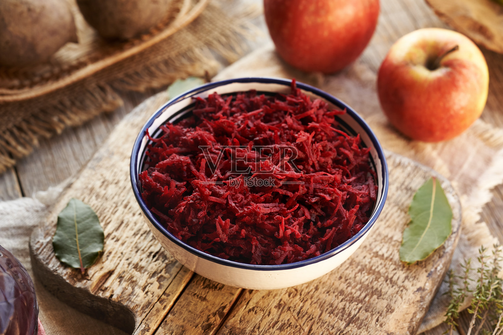 红甜菜沙拉在碗里照片摄影图片