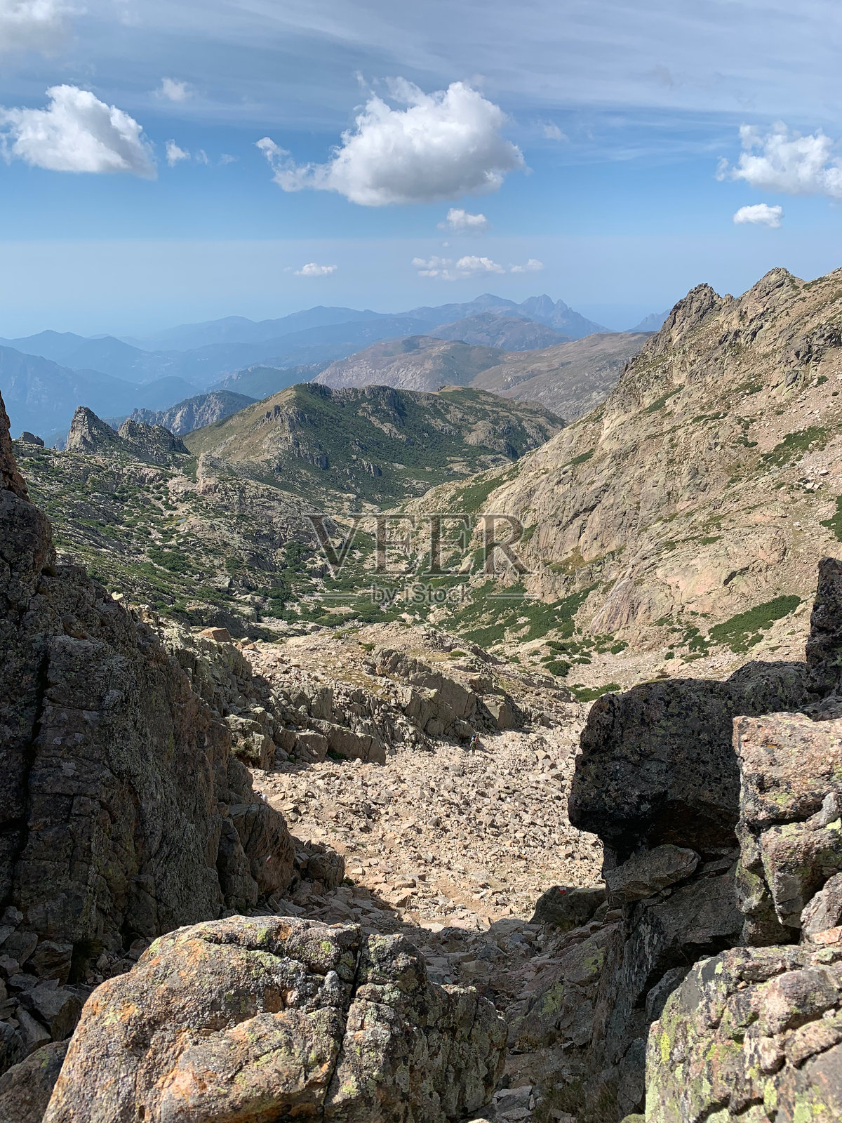 科西嘉岛的Manganu湖与Capitello湖之间的风景照片摄影图片