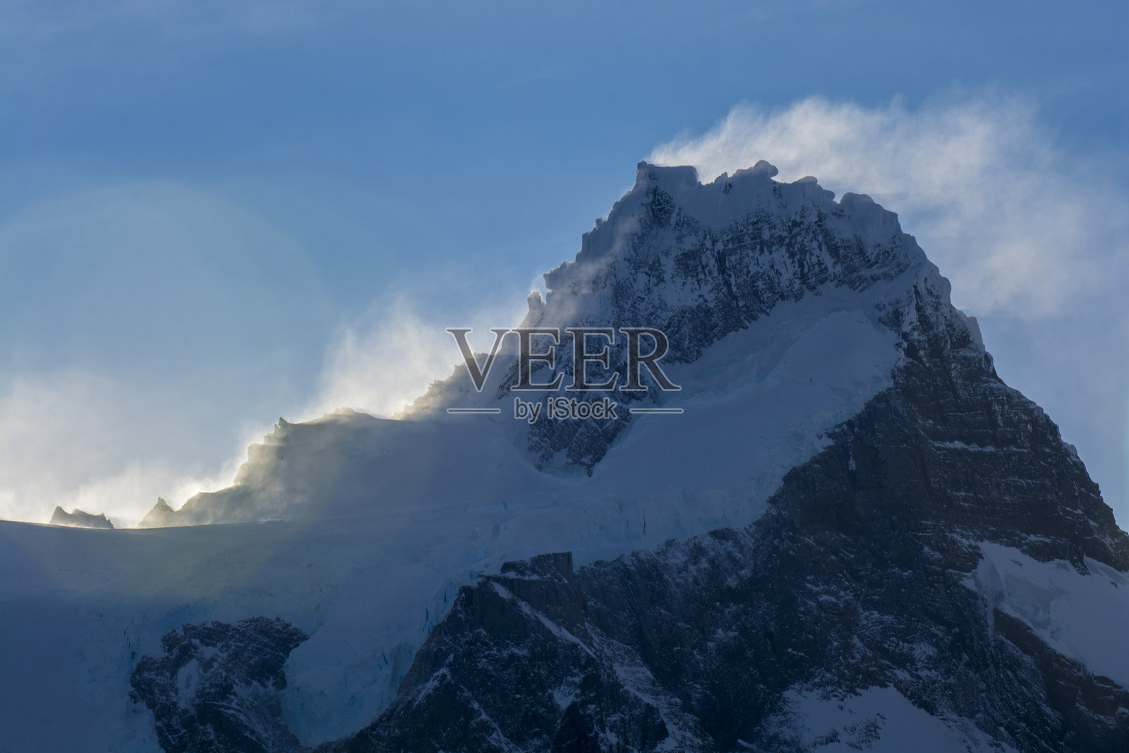 智利巴塔哥尼亚托雷斯德尔潘国家公园的山地风景环境。照片摄影图片