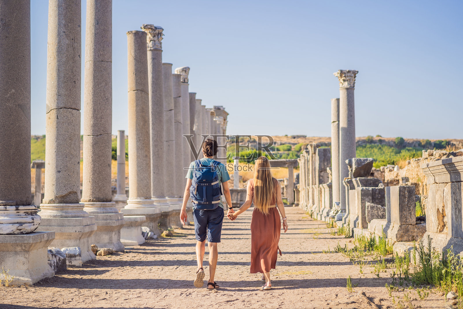 在土耳其安塔利亚附近的佩尔盖古城遗址，恩爱游客夫妇与孩子们一起旅行的概念照片摄影图片