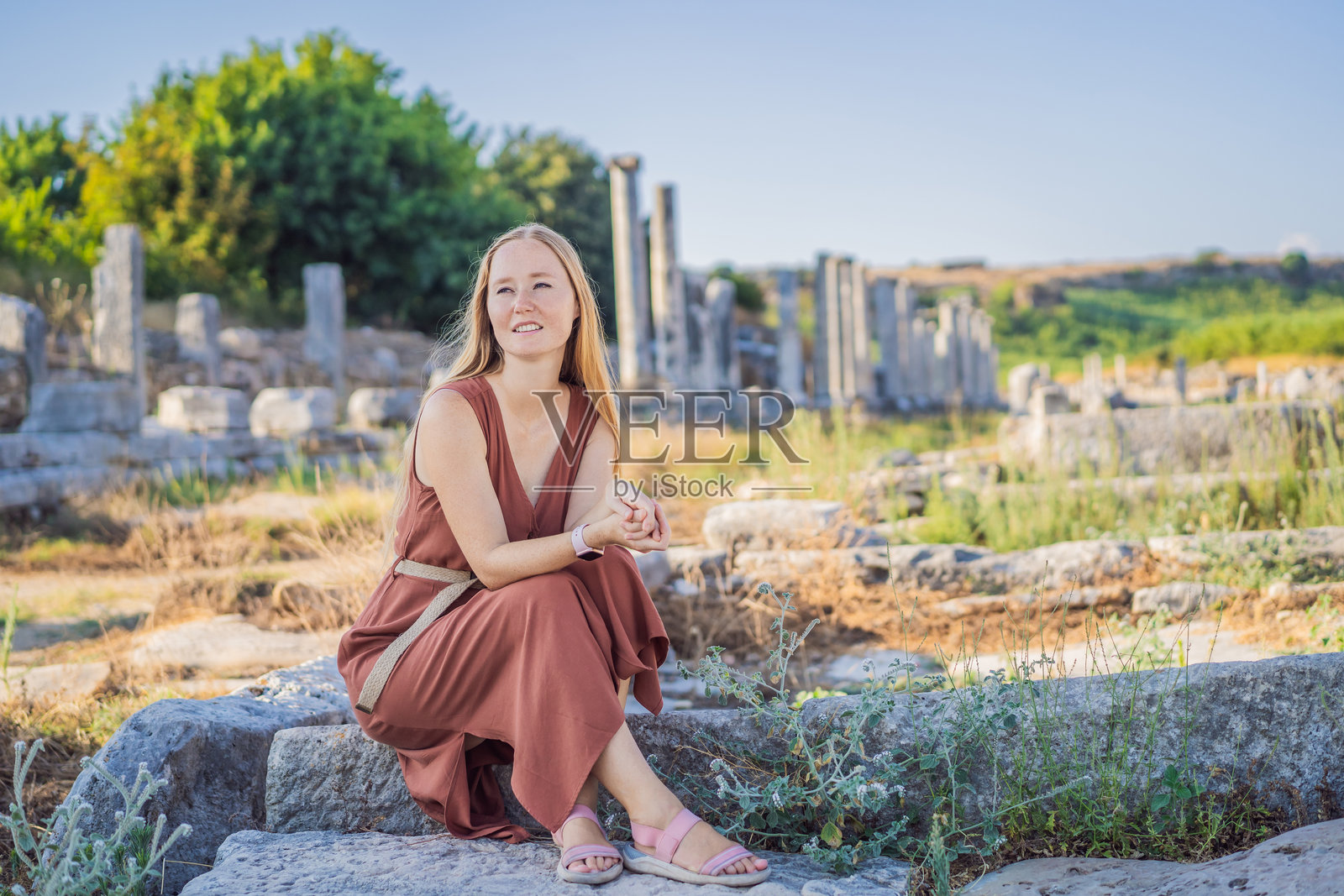 美丽的游客在土耳其安塔利亚附近的佩尔盖古城遗址。照片摄影图片