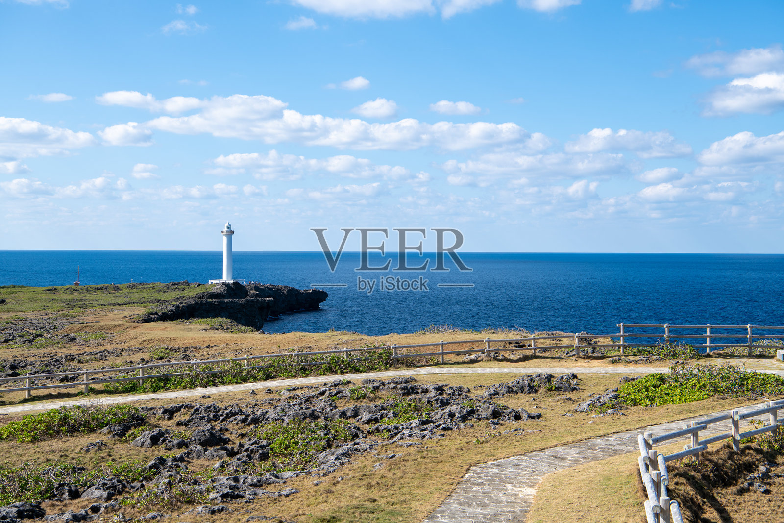 美丽的日本冲绳Sesoko海滩，湛蓝的海水和蓝天。照片摄影图片