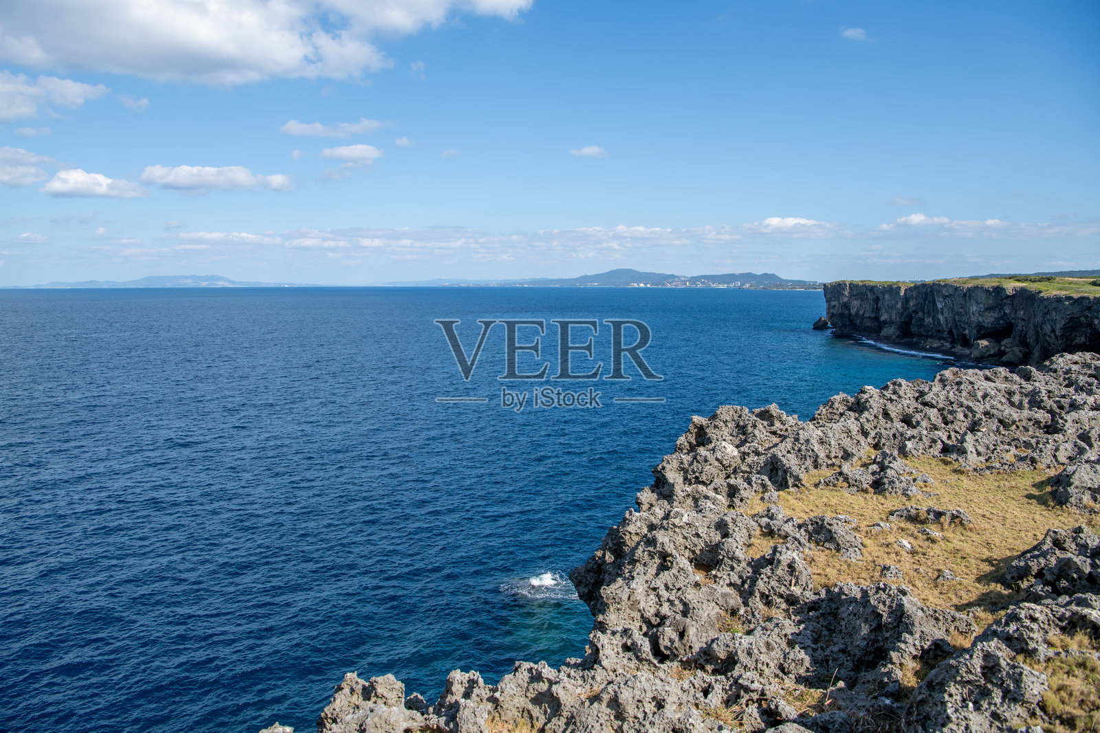 美丽的日本冲绳Sesoko海滩，湛蓝的海水和蓝天。照片摄影图片
