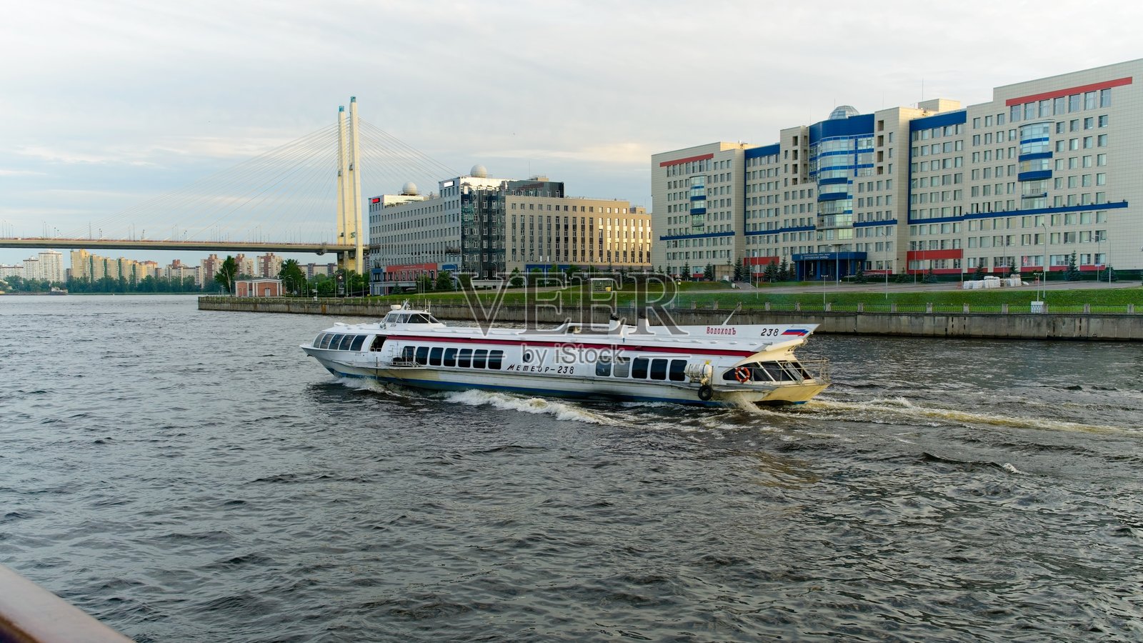 高速水翼船在河上行驶。照片摄影图片