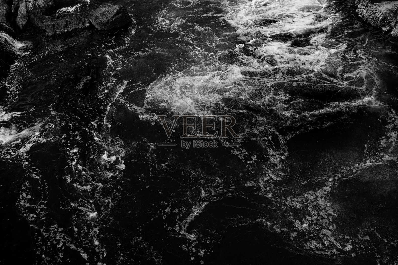 河流流动，水面，单色照片摄影图片