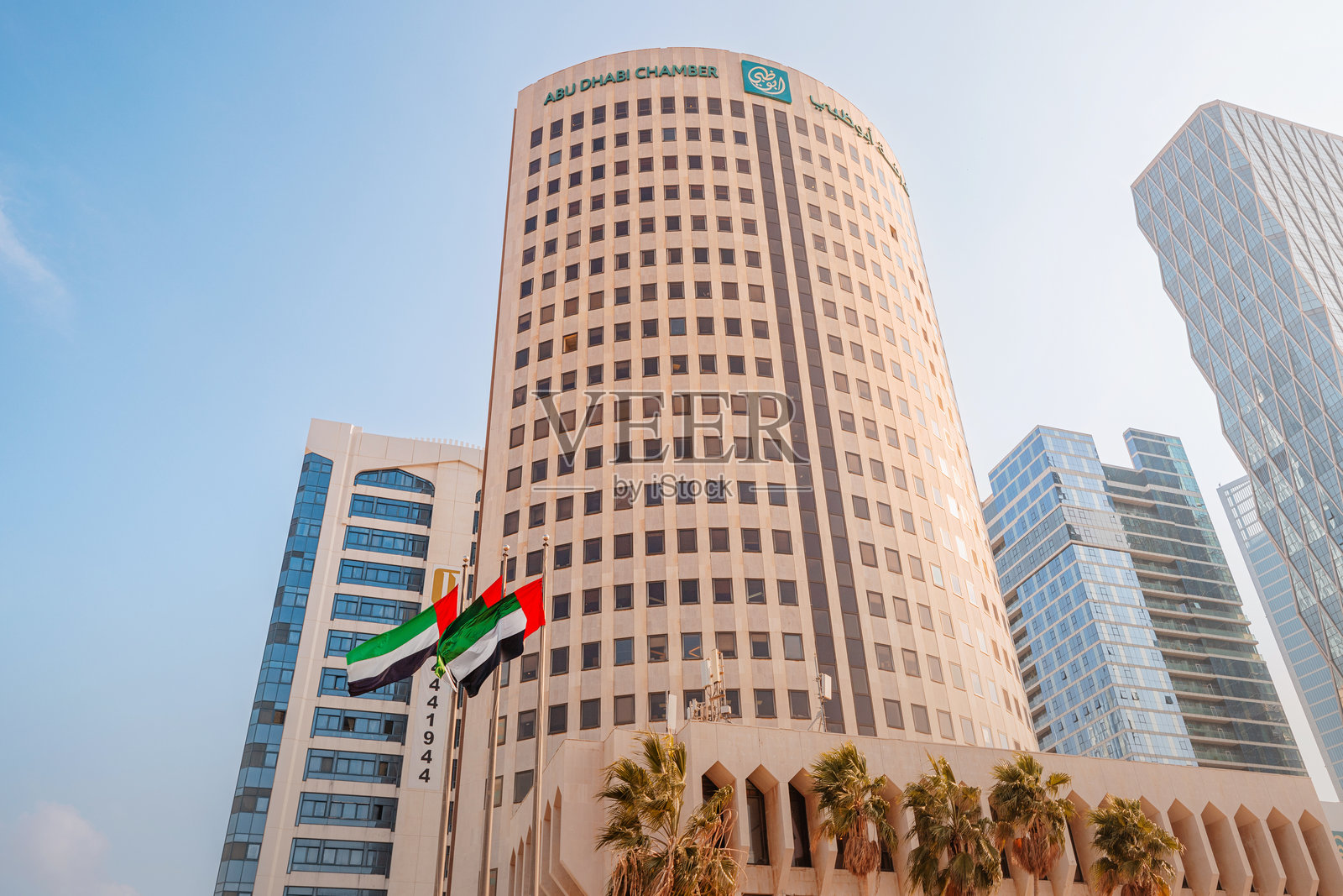 低角度视图的商会大楼，飘扬着阿拉伯联合酋长国的国旗照片摄影图片