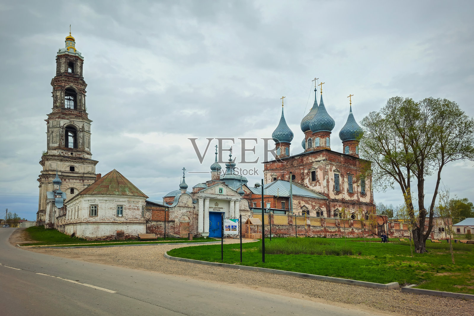 俄罗斯内陆。春天。古老的教堂照片摄影图片