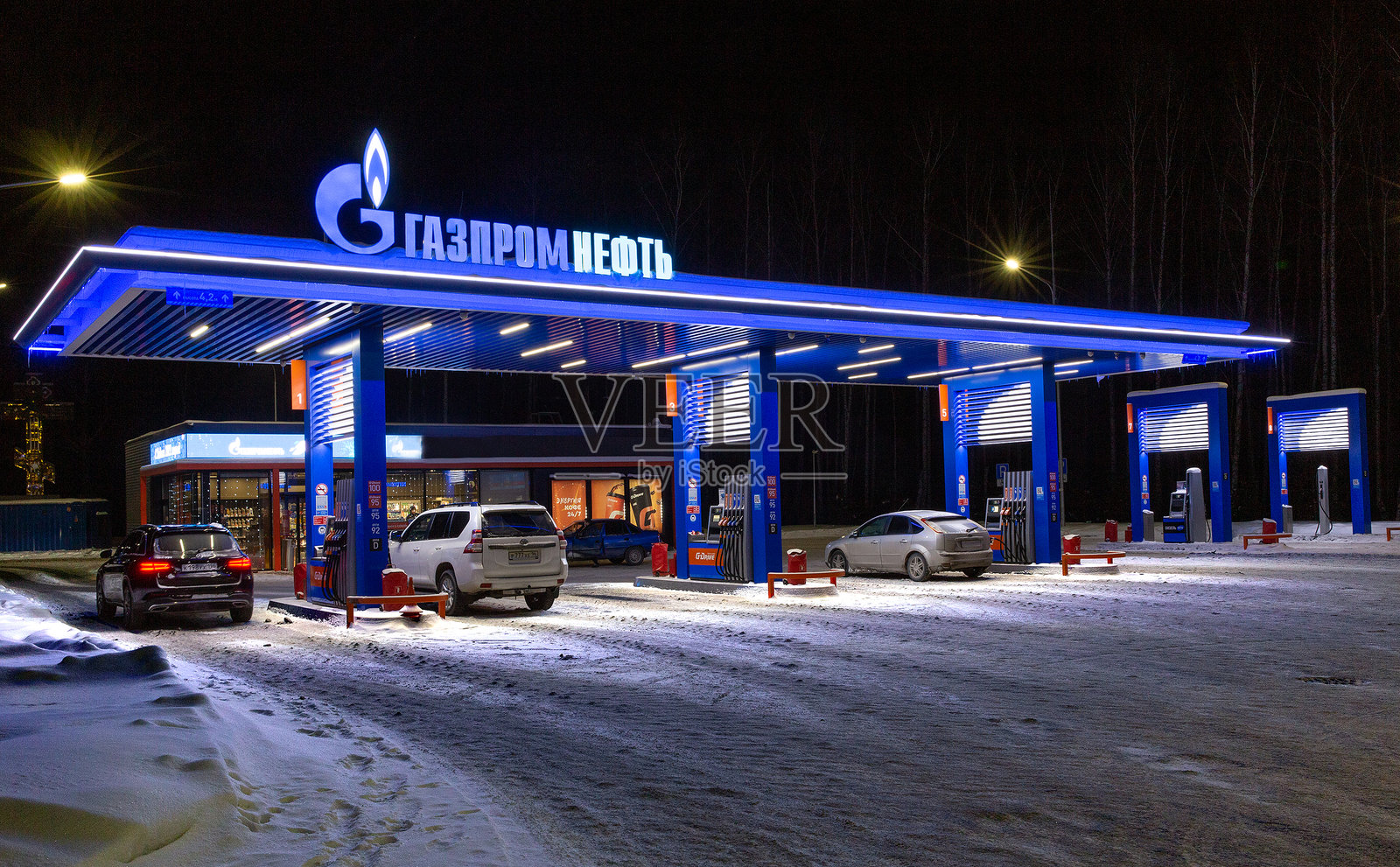 夜间的Gazpromneft公司加油站照片摄影图片