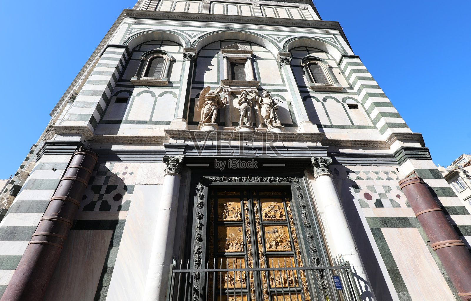 带有圣经场景的金色门,位于洗礼堂照片摄影图片