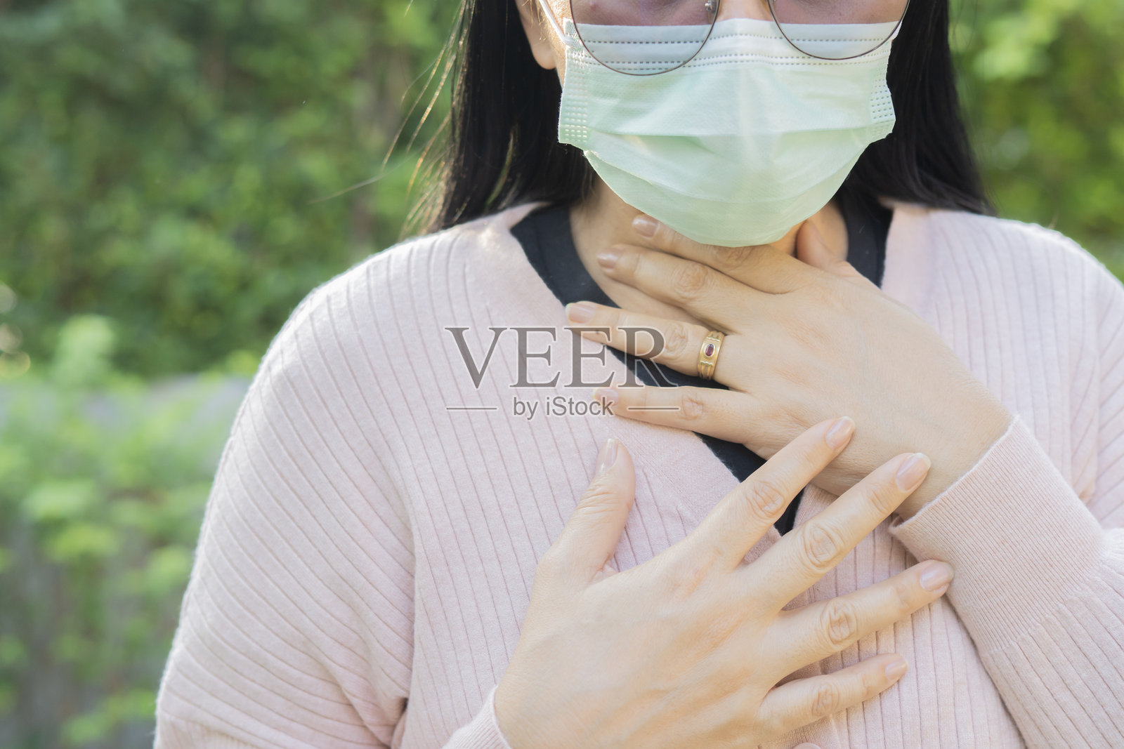 亚洲女性因呼吸症状、发热、咳嗽和身体疼痛而感到痛苦，手触胸部。照片摄影图片