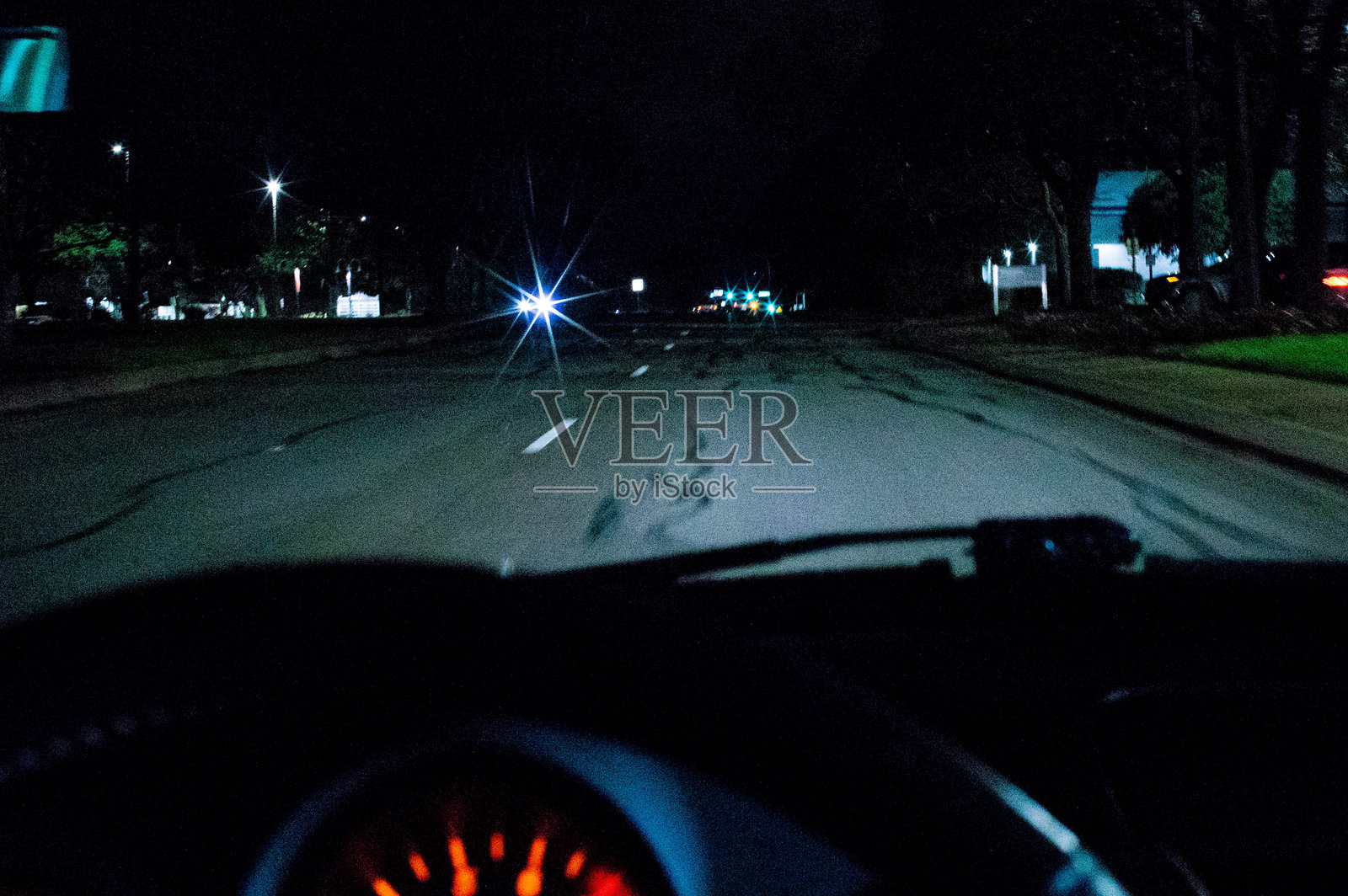 城市夜间驾驶跑车照片摄影图片