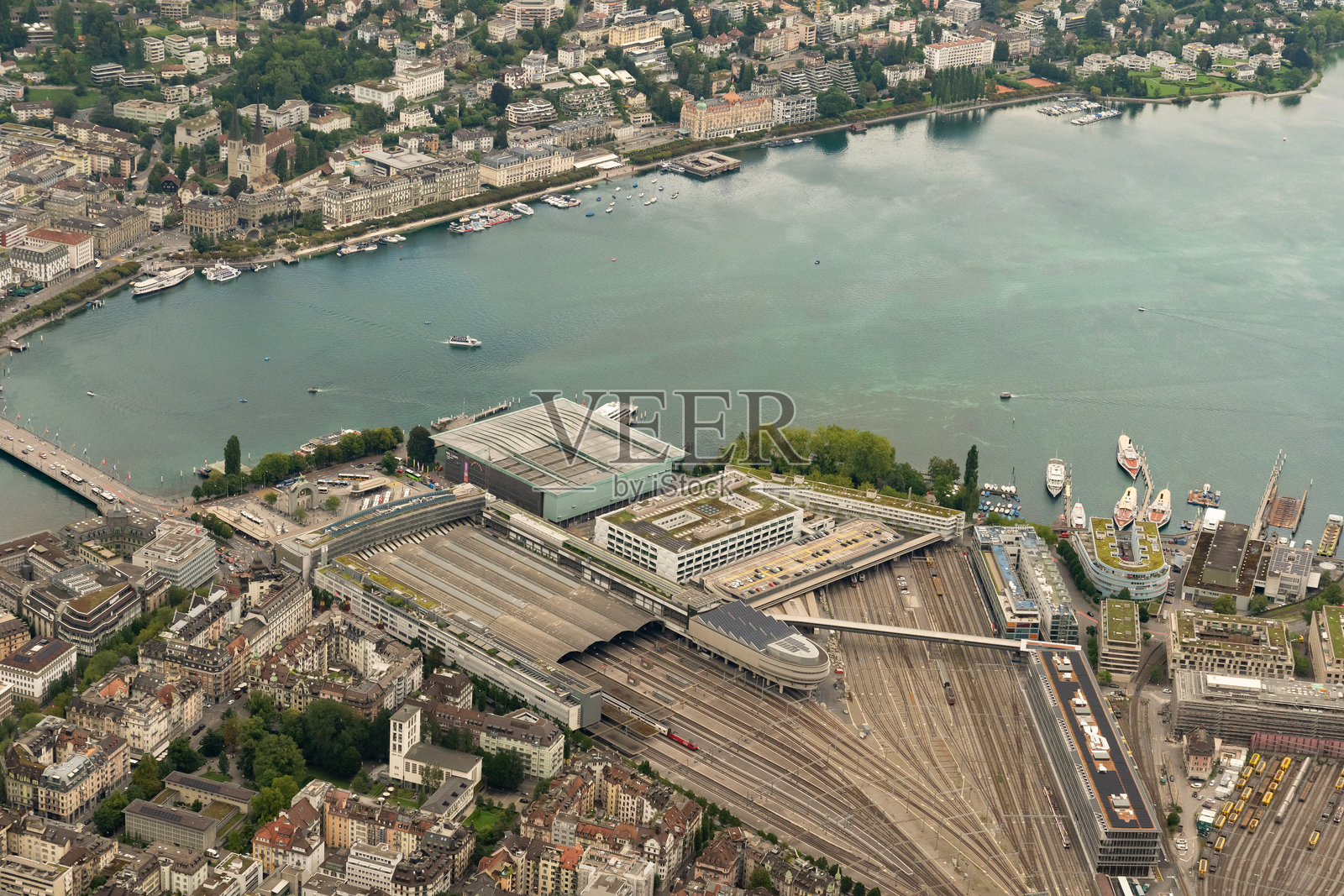 瑞士卢塞恩，2024年8月19日，小型飞机飞行中俯瞰市中心的景色照片摄影图片