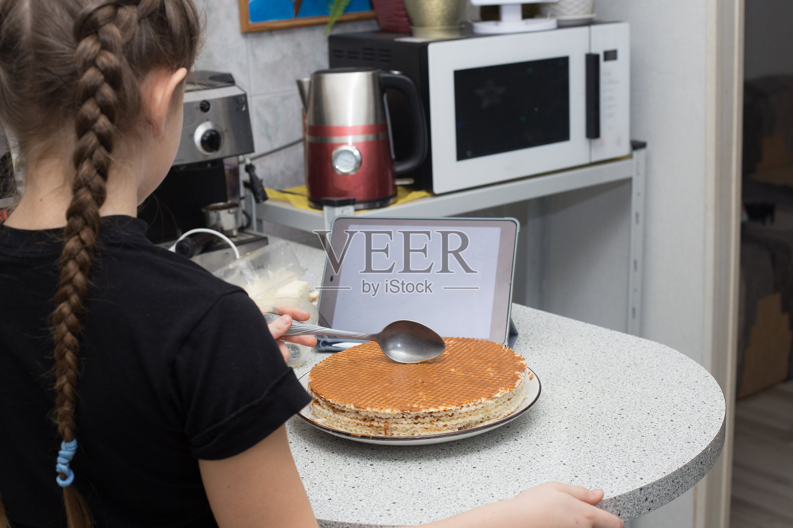 年轻女孩在温馨的家庭厨房学习烹饪照片摄影图片