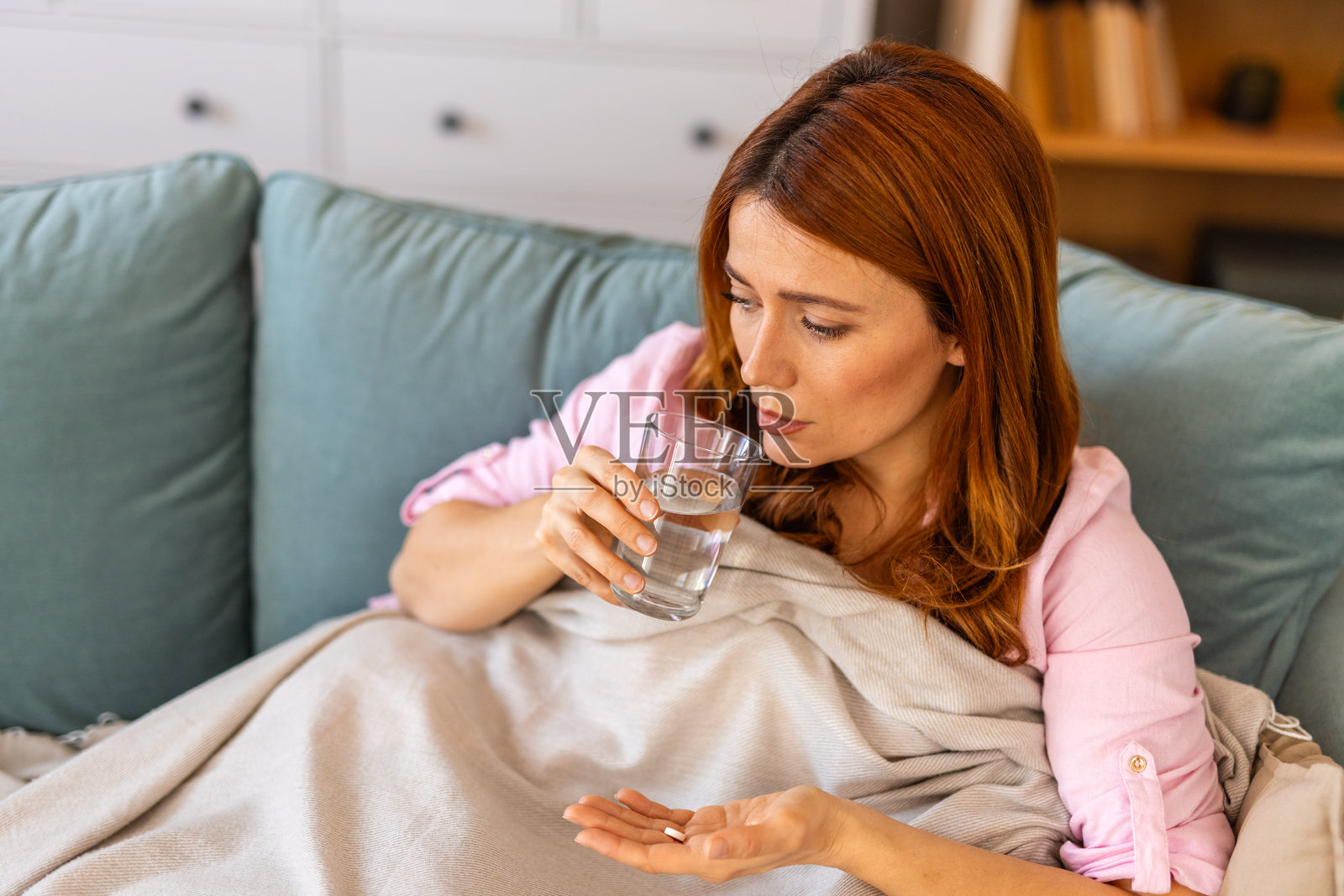 生病的日子在家。年轻女性流感和感冒。咳嗽。美丽年轻女性因感冒或流感而不适的特写。表现出新冠病毒、COVID-19症状的健康状况不佳的女性肖像。照片摄影图片