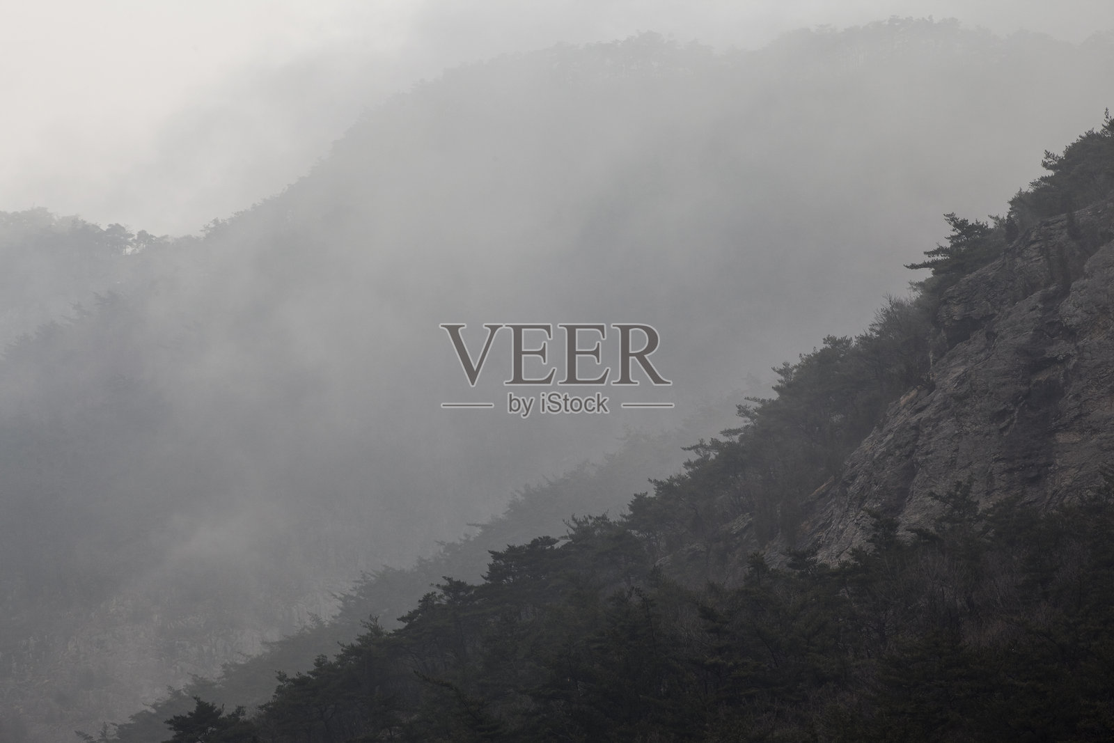 山脉上的雾气照片摄影图片