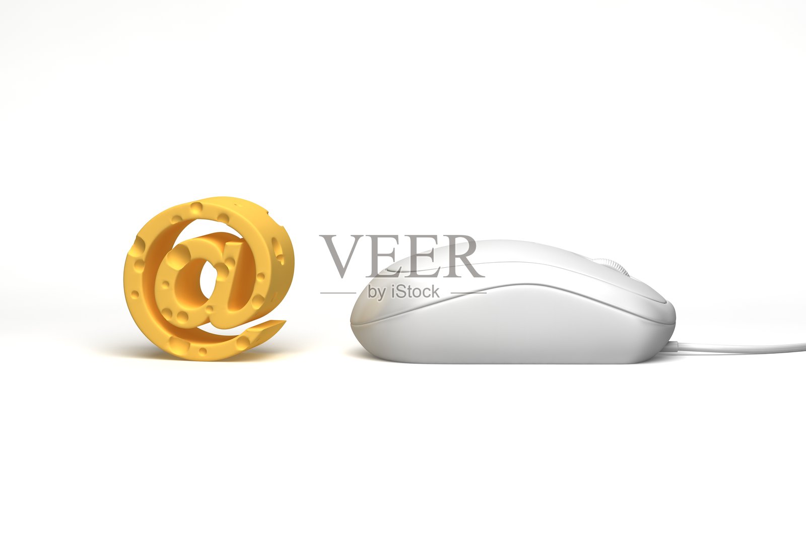 一只老鼠靠近形状像@符号的奶酪照片摄影图片