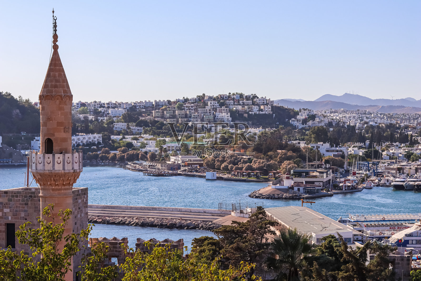 博德鲁姆城堡的视角，俯瞰城市、山脉、大海和停泊的游艇。旅行概念照片摄影图片