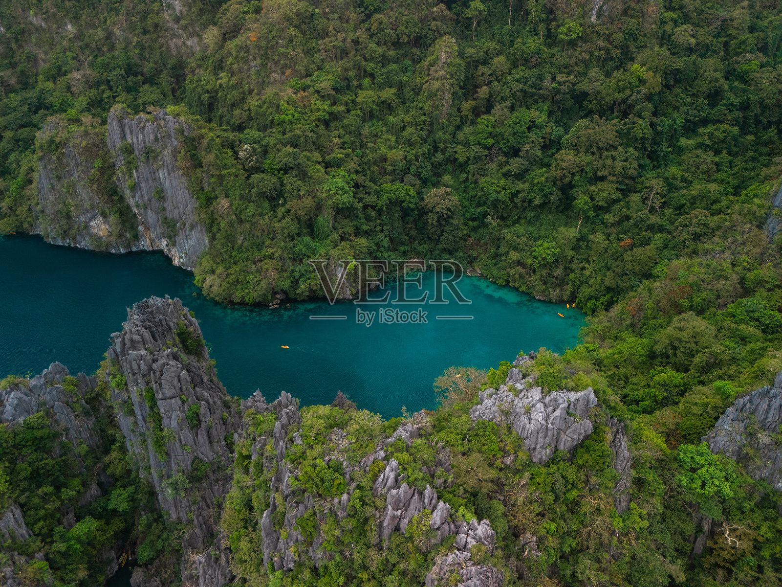 菲律宾埃尔尼多泻湖中的皮划艇航拍视角照片摄影图片