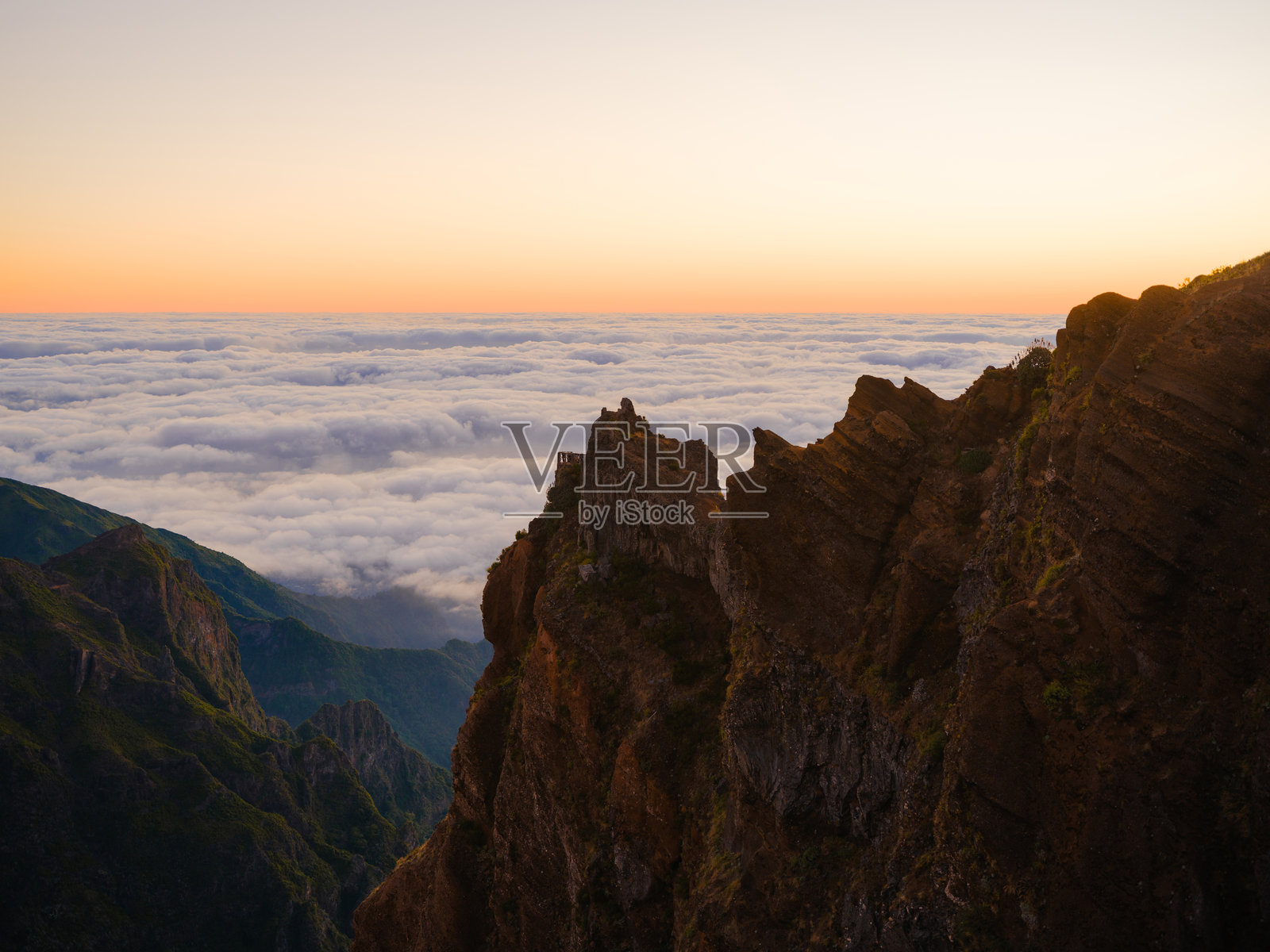 马德拉岛日出时的皮库鲁伊沃壮丽景观照片摄影图片