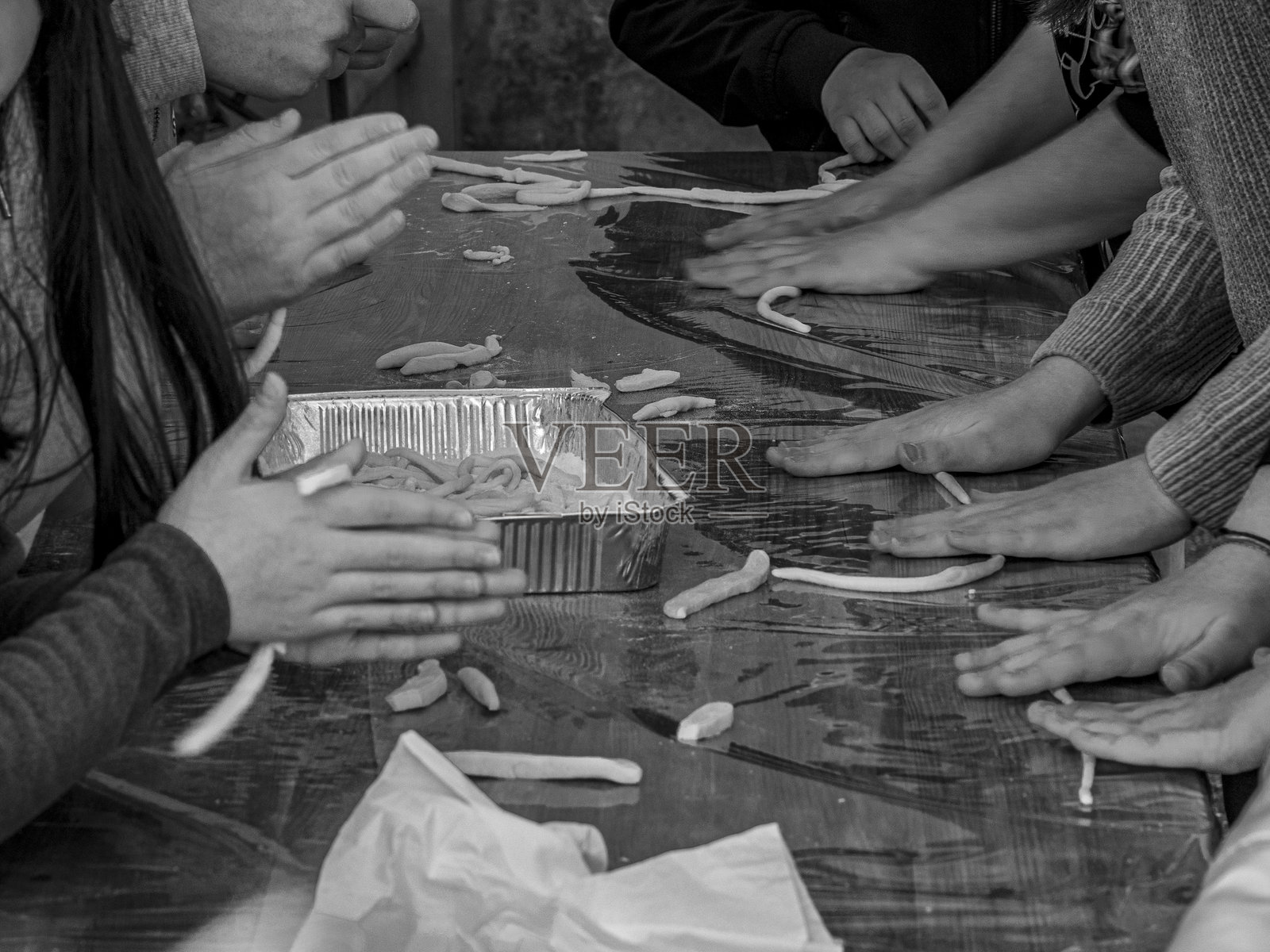 孩子们的手在揉面团照片摄影图片