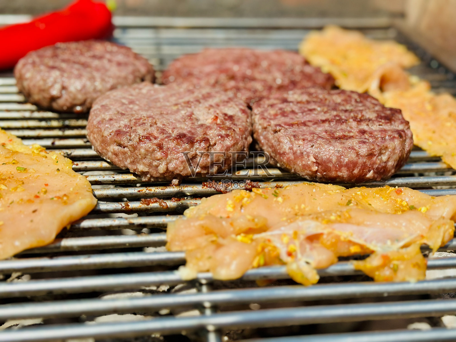 滋味烧烤盛宴：多汁汉堡和烤鸡照片摄影图片