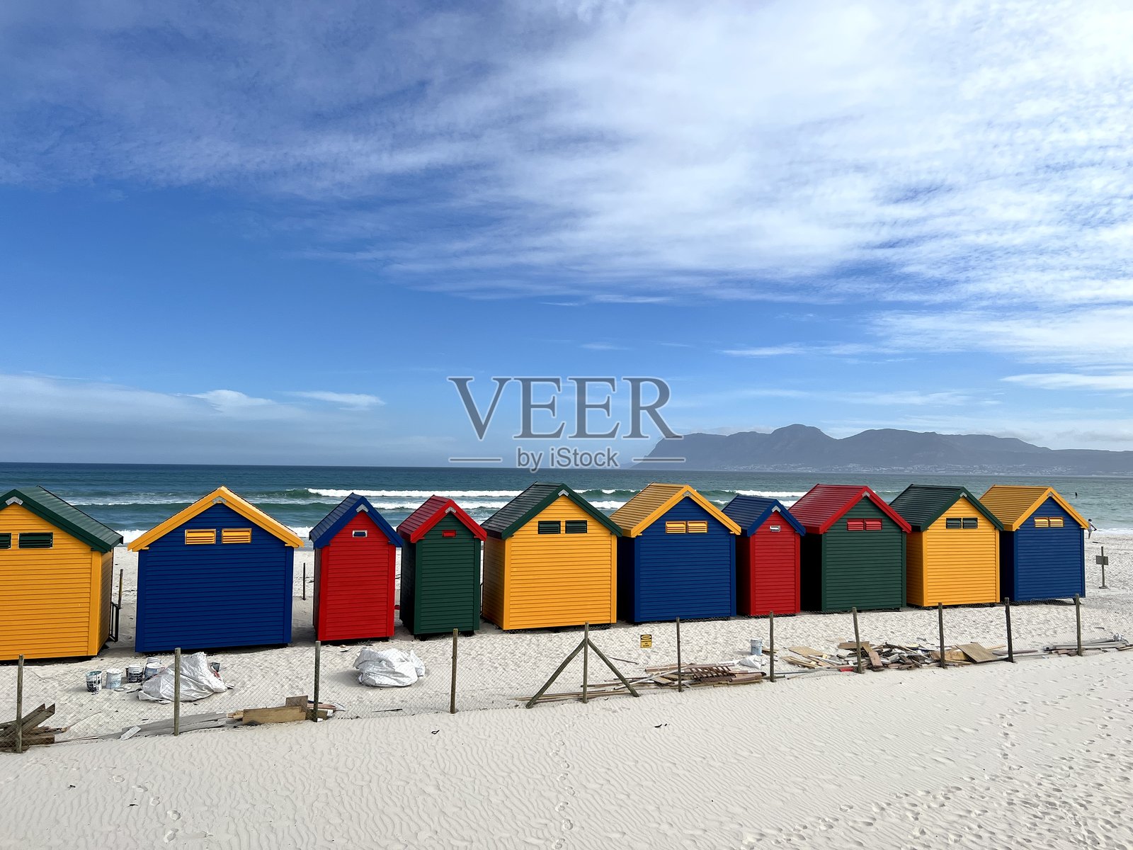 南非穆伊岑堡海滩上著名的五彩斑斓的海滩小屋照片摄影图片