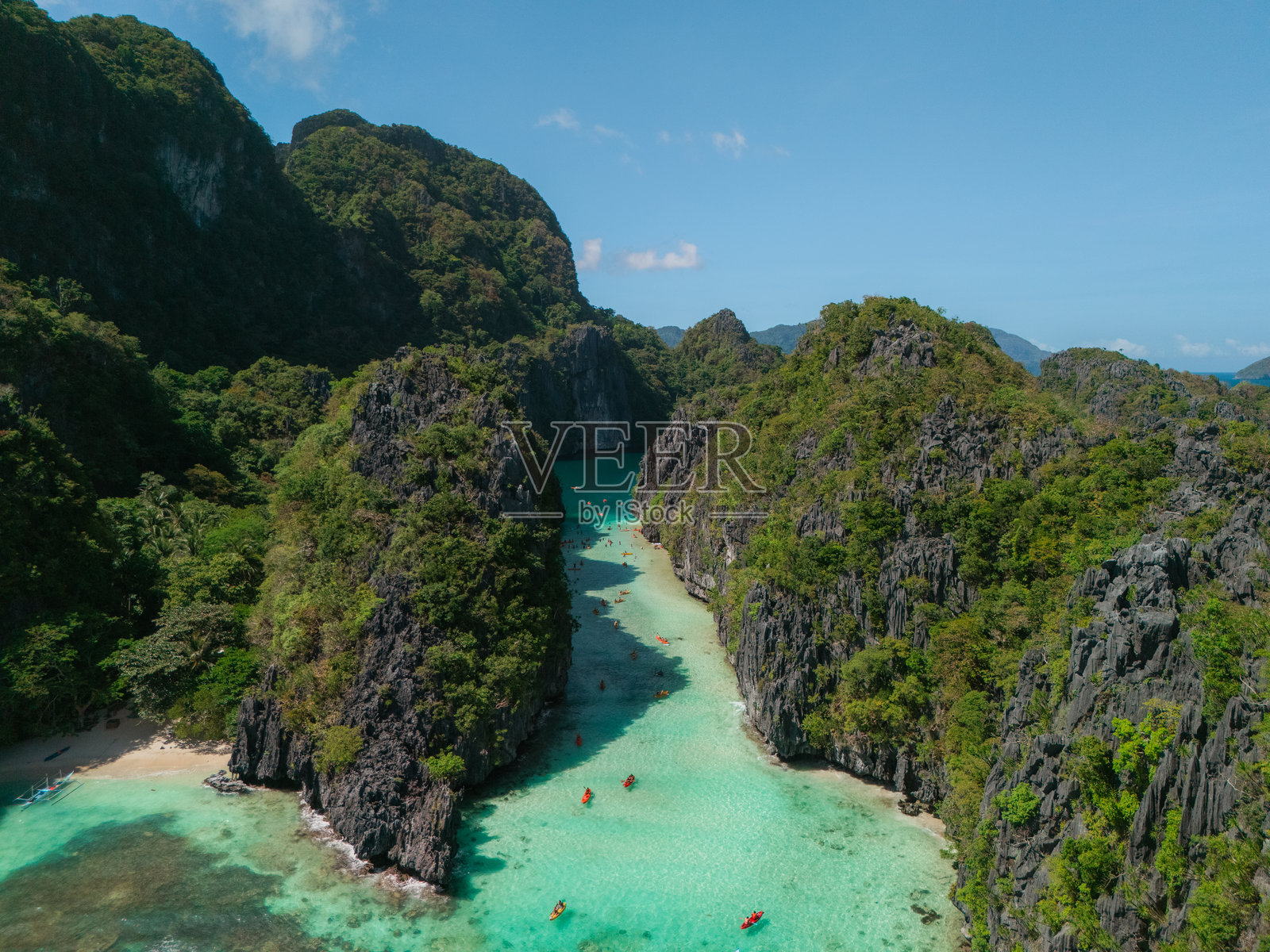 菲律宾埃尔尼多泻湖中的皮划艇航拍视角照片摄影图片