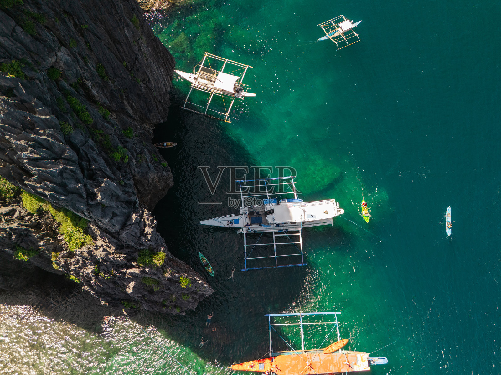 菲律宾直升机岛附近的船只鸟瞰图照片摄影图片