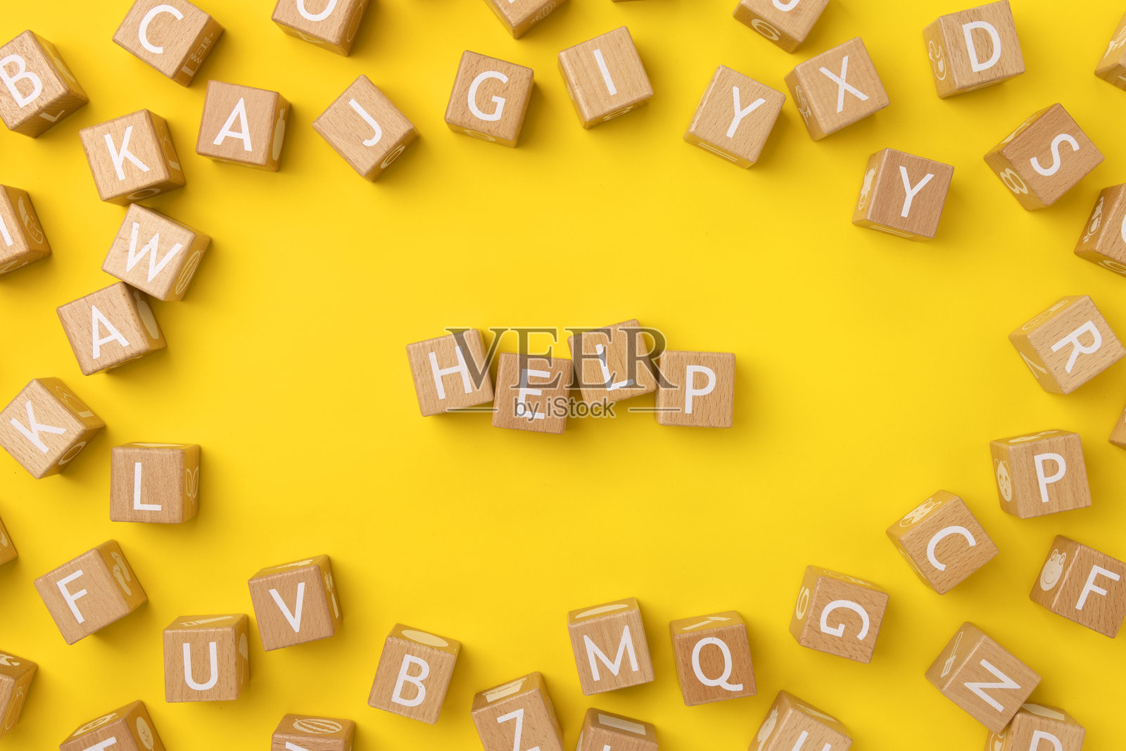 在黄色背景上用帮助阻止文字照片摄影图片