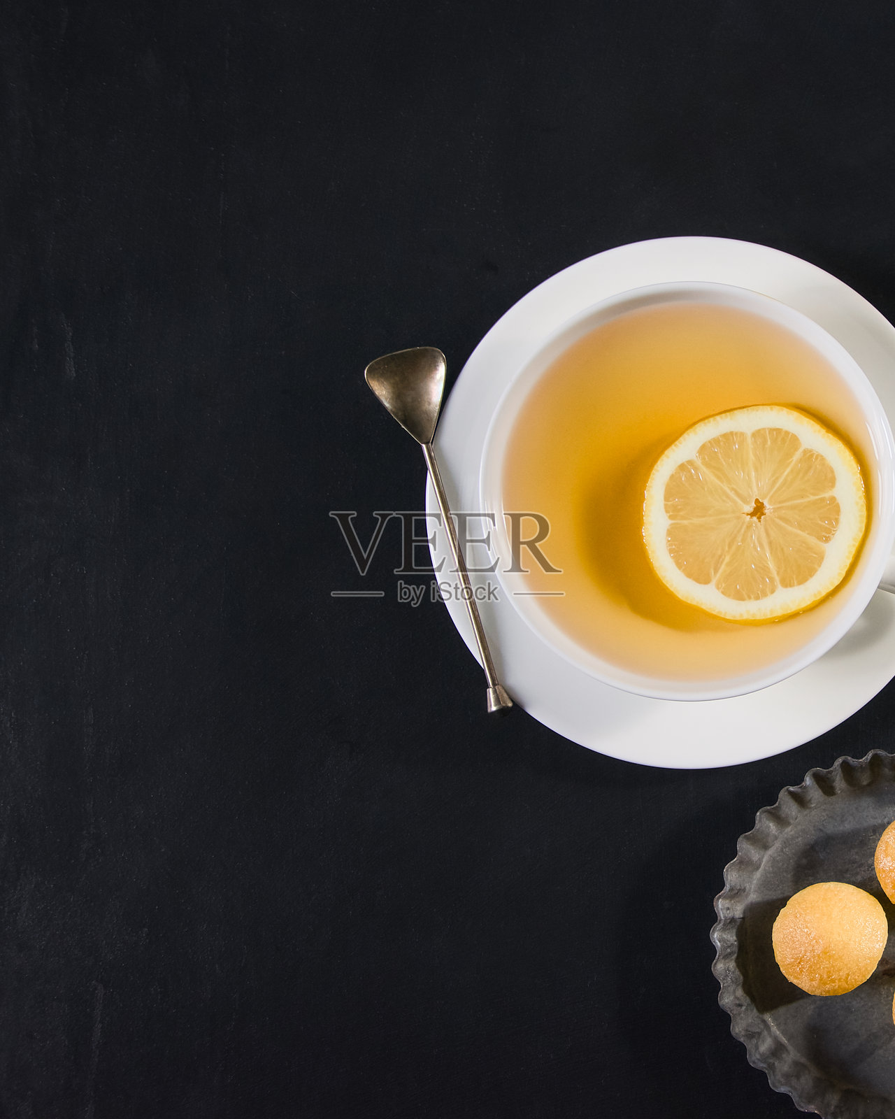 黑色桌子上的茶杯照片摄影图片