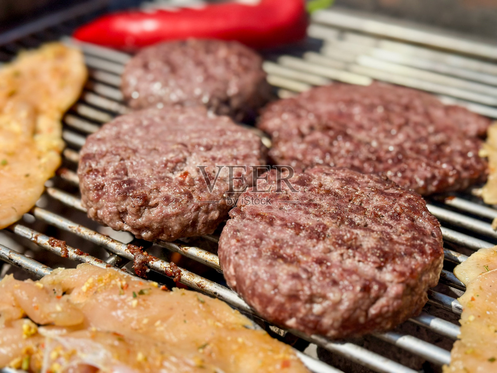 完美烧烤：火焰上的汉堡和鸡肉照片摄影图片