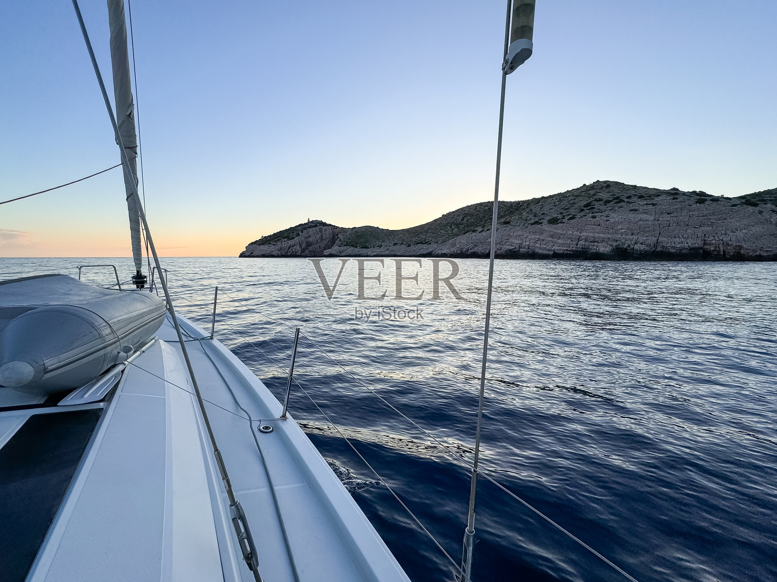 乘风破浪的帆船航行照片摄影图片