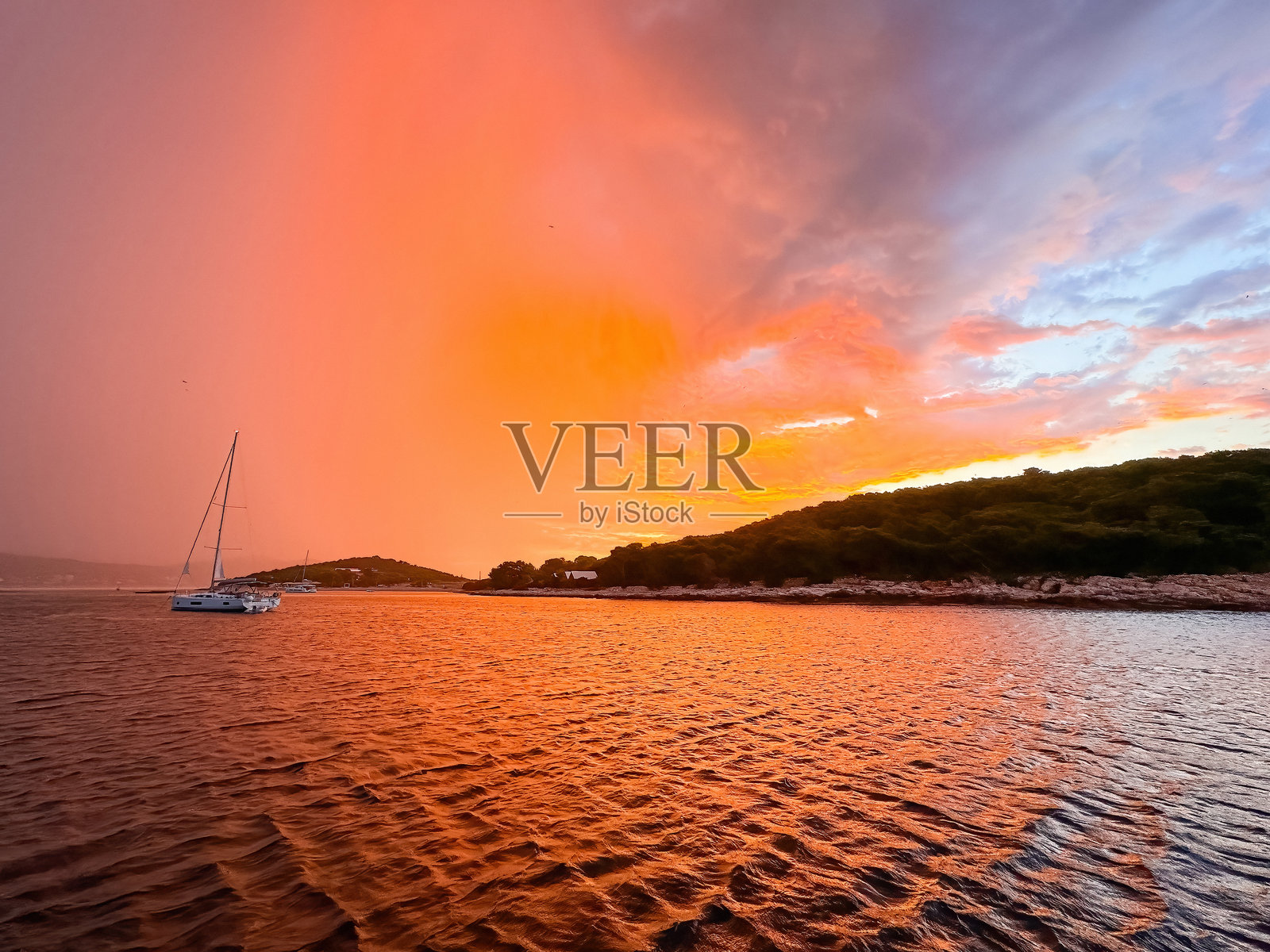 早晨停泊的帆船照片摄影图片