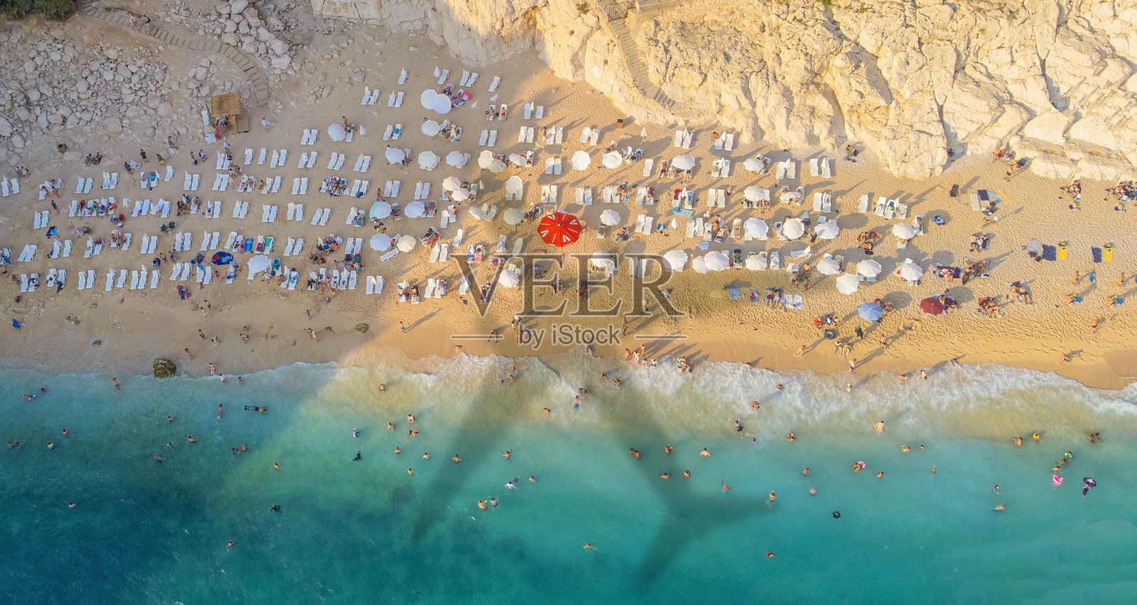 飞机影子与海滩的鸟瞰图照片摄影图片