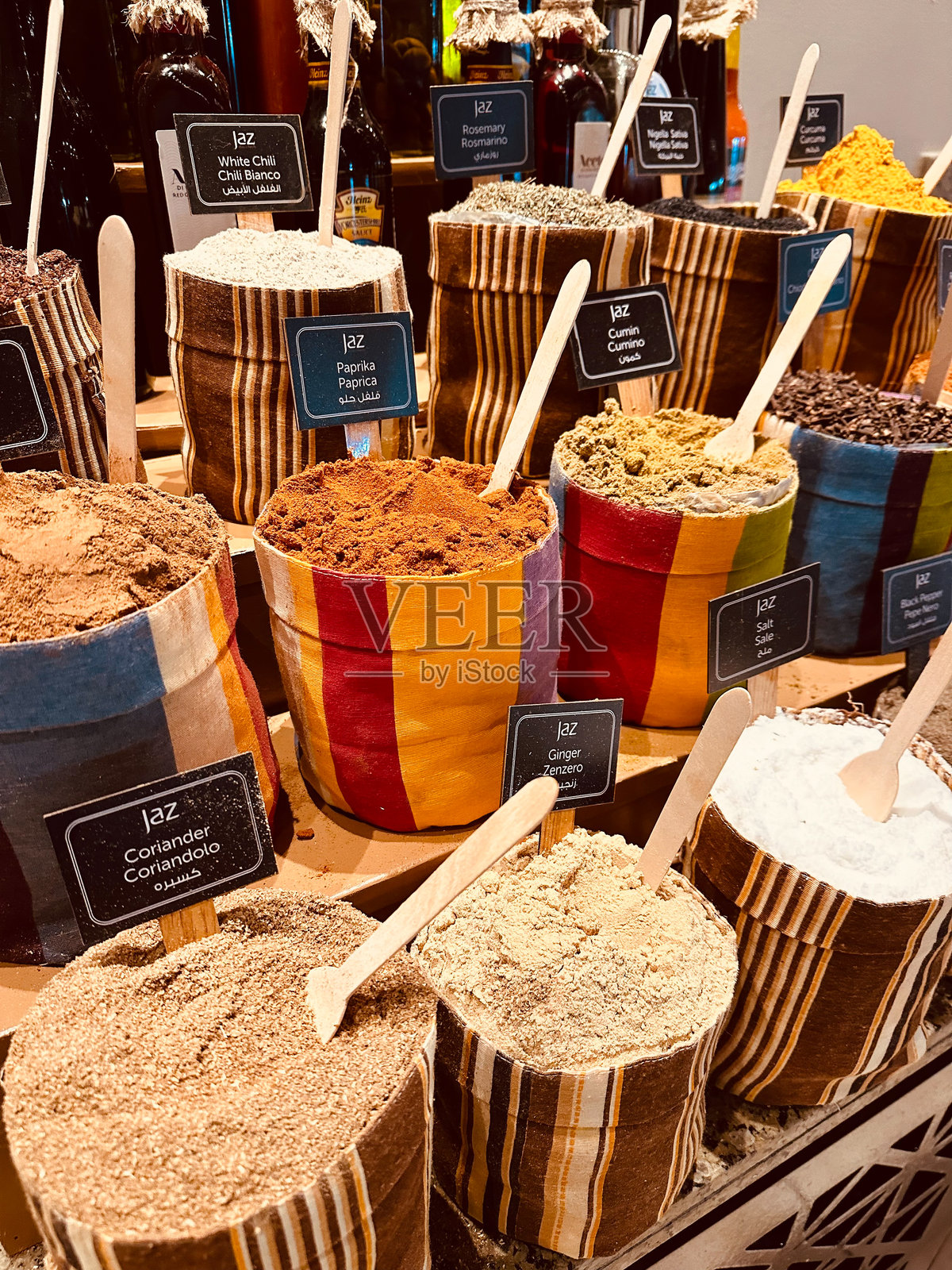 埃及市场上色彩斑斓的香料展示照片摄影图片