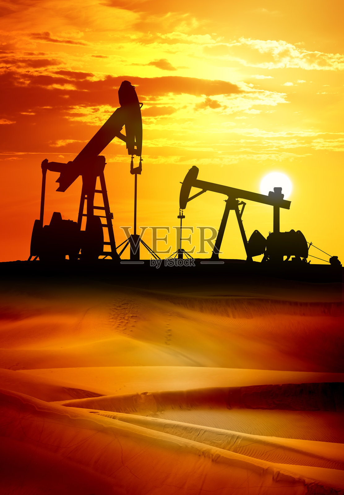 沙漠中钻井平台石油泵的日落景象照片摄影图片