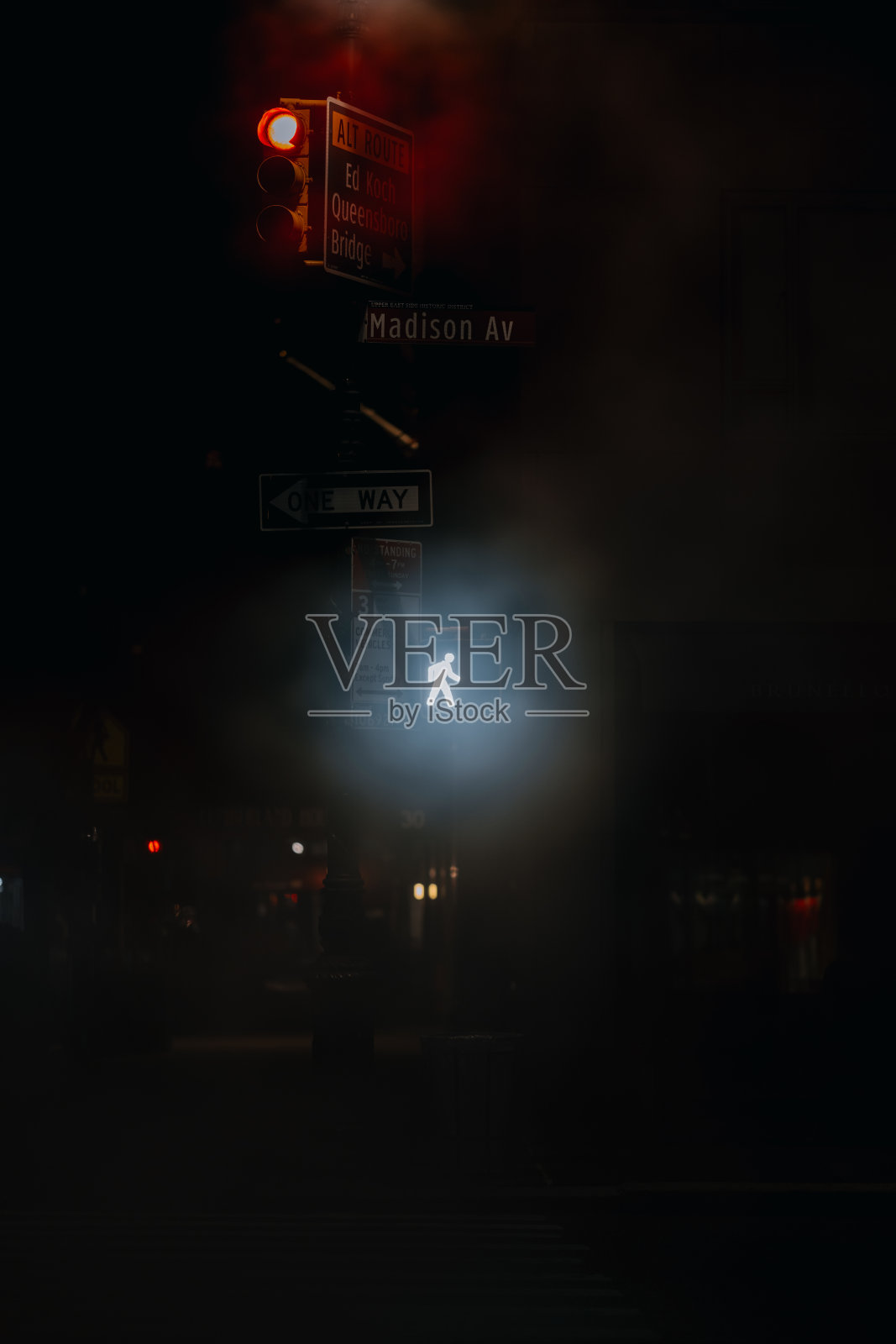 在黑暗中，行人信号灯亮起照片摄影图片