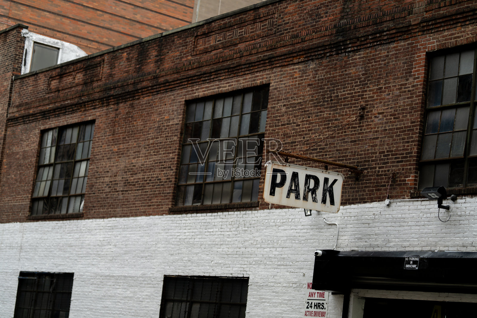 一座砖砌建筑上有一个写着“PARK”的标志照片摄影图片