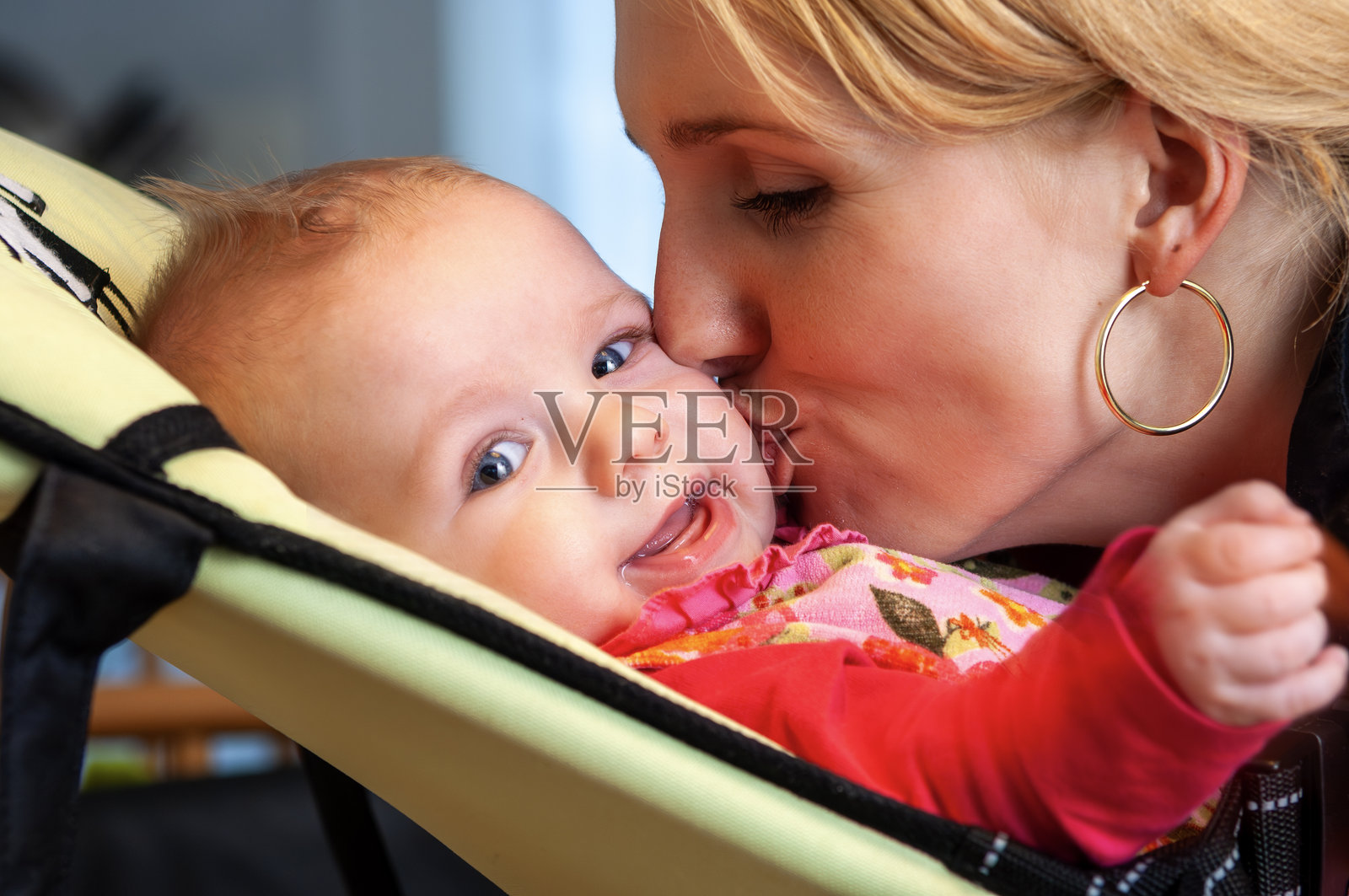 母亲抱着婴儿。照片摄影图片