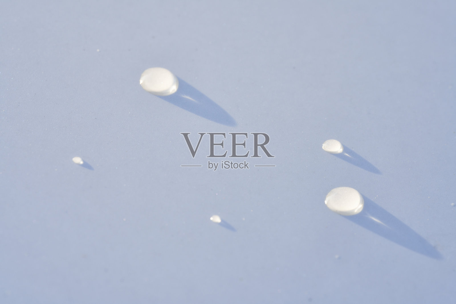 湿润的回忆 - 水滴反射出雨后宁静的景象。照片摄影图片