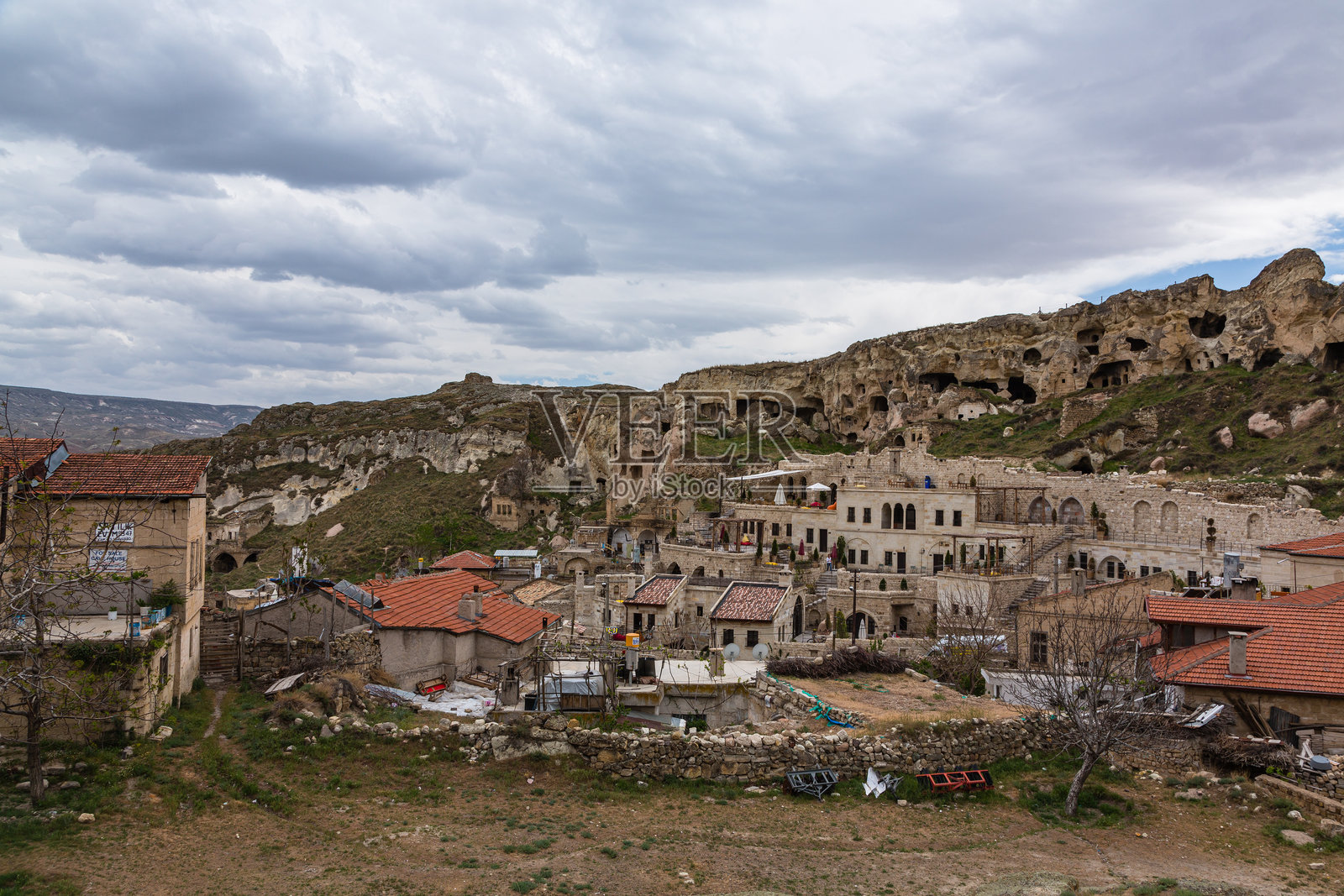 土耳其卡帕多奇亚的旅游基地乌尔居普的城市景观和洞穴住宅照片摄影图片