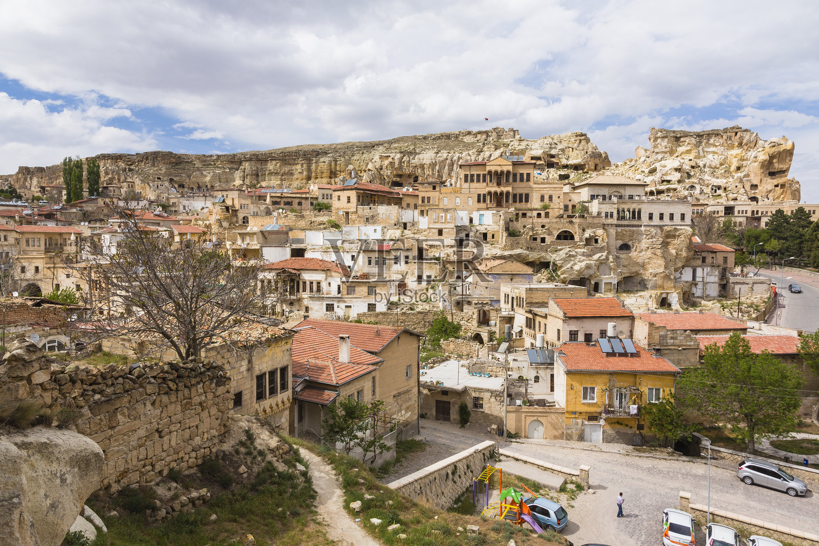 土耳其卡帕多奇亚的乌尔居普，城市景观与洞穴住宅照片摄影图片